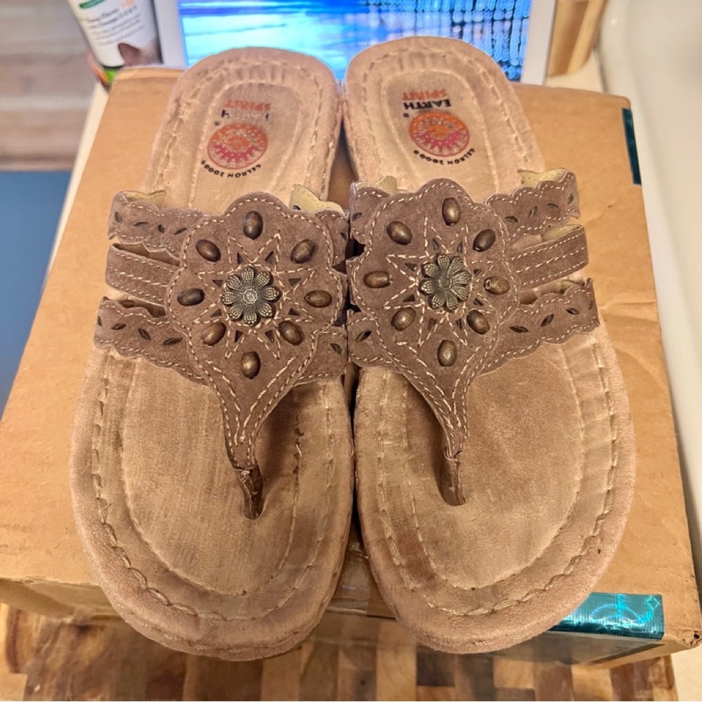Earth Spirit Tobi Sandals 6.5 EUC Dark Brown Suede